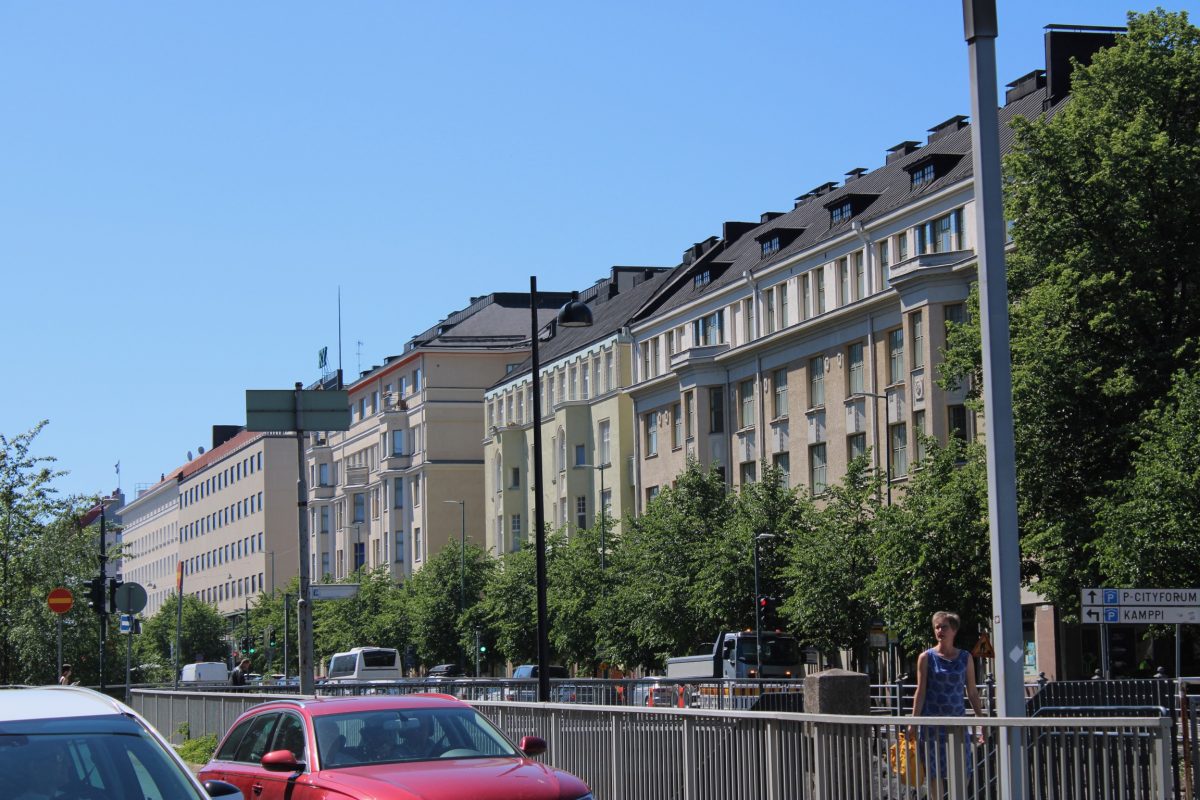 katunäkymä Helsinki kerrostalo